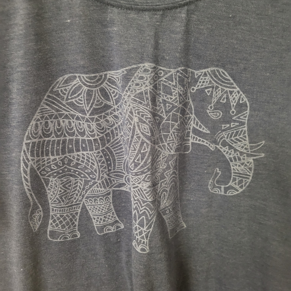 Zoe + Liv Blue Tribal Elephant Graphic Tee- XXL - Picture 2 of 4